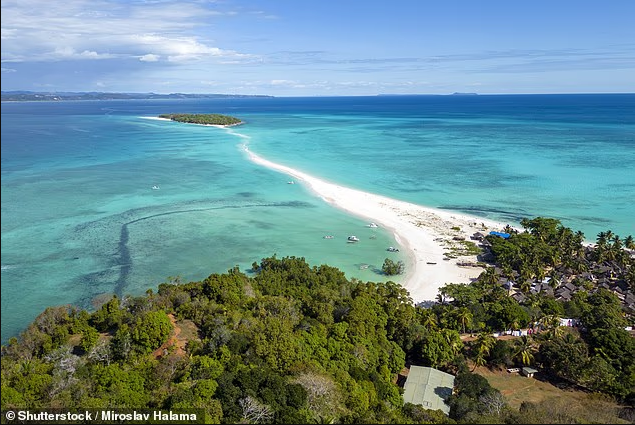 Nosy Iranja, Madagascar. Đây là viên ngọc quý độc đáo ẩn mình nằm ngoài khơi bờ biển Madagascar. Đây là nơi sinh sống của rất nhiều động vật hoang dã trong đó có rùa biển. Nosy Iranja là nơi lý tưởng để lặn ngắm san hô và bơi lội.