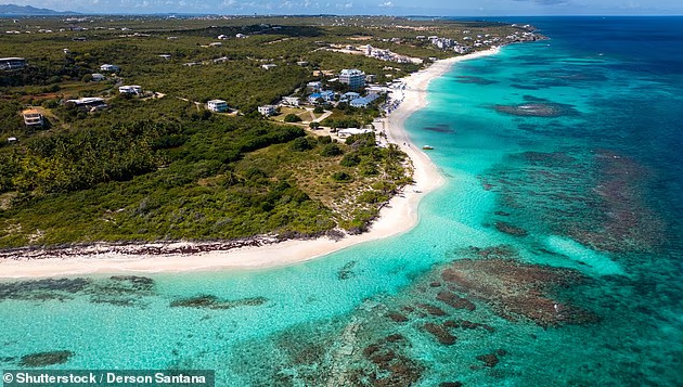Shoal Bay East, Anguilla. Anguilla là lãnh thổ nằm ở khu vực biển Caribe, phía đông Puerto Rico và quần đảo Virgin. Shoal Bay East yên bình, có những hàng cọ, những con sóng êm dịu, các rạn san hô và các quán bar ven biển. Từ tháng 12 đến tháng 4, trời nắng đẹp nên rất lý tưởng để đến đây lặn ngắm san hô.