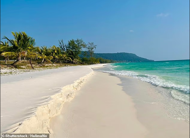 Koh Rong, Sihanoukville, Campuchia. Nằm ngoài khơi Campuchia, Koh Rong có cát trắng mịn như bột và những con sóng nhẹ nhàng vỗ vào bờ. Nơi đây còn hoang sơ và rất ít khách du lịch.