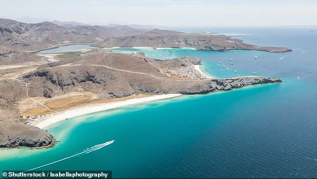 Playa Balandra ở Baja California Sur, Mexico. Được coi là viên ngọc quý, Playa Balandra còn tương đối hoang sơ. Khu vực này có một khối đá hình nấm gọi là El Hongo và có 7 bãi biển để du khách tận hưởng không gian nghỉ dưỡng yên tĩnh.