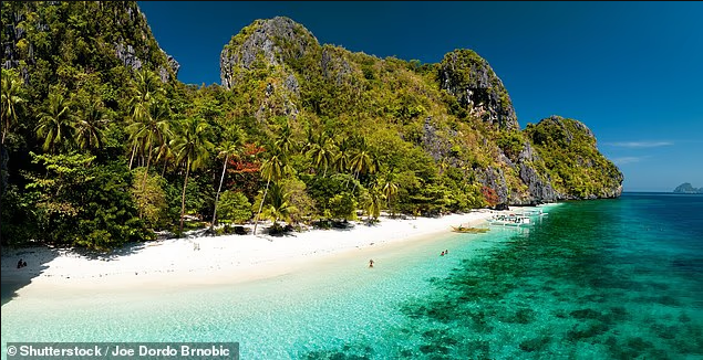 Bãi biển Entalula, Palawan, Philippines. Entalula nằm ở đảo Palawan nên khá hẻo lánh nên còn hoang sơ và yên tĩnh. Cát ở đây trắng mịn và  nước biển trong veo. Ở đây còn có những vách đá cao mang đến cho Entalula vẻ đẹp rất nổi bật. Đảo Palawan thường có bão nhỏ từ tháng 6 đến tháng 10 nên du khách nên cập nhật dự báo thời tiết.