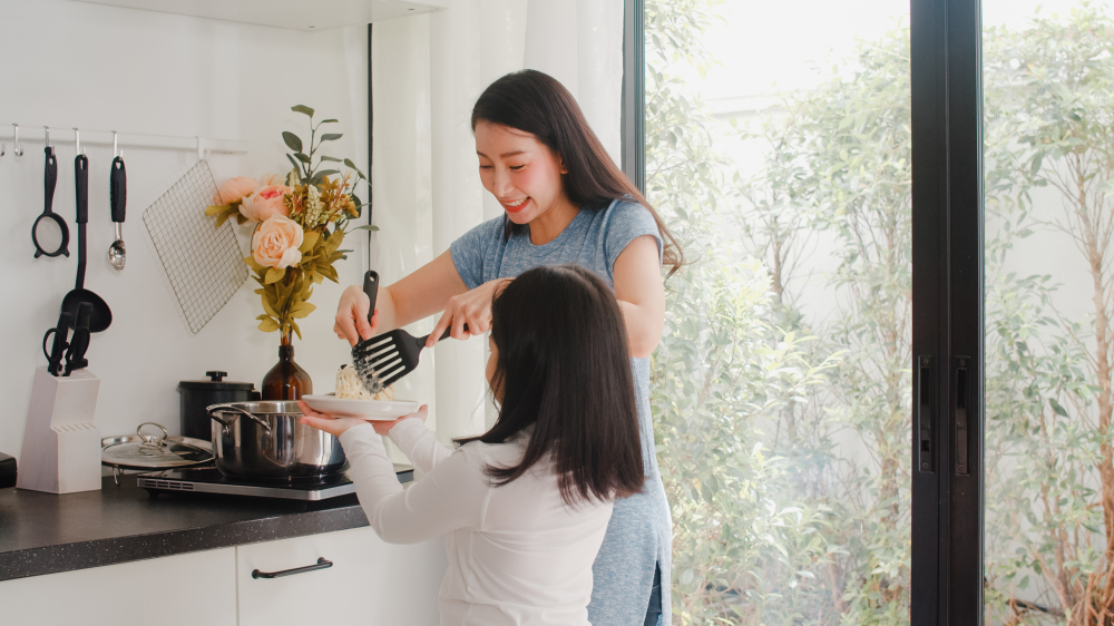 Tôi tự nấu ăn tại nhà để vừa tiết kiệm, tốt cho sức khỏe, vừa dạy con việc nhà - Ảnh minh họa:magnific