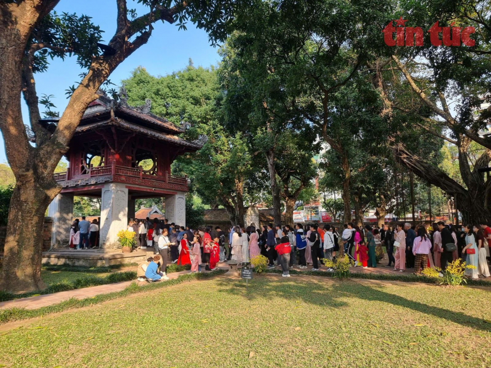 Người dân đến tham quan di tích dịp nghỉ lễ đầu năm 2026.