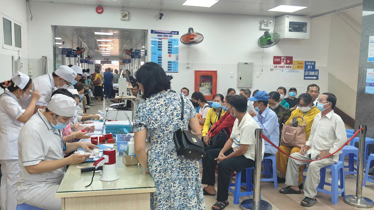 Người bệnh ngồi chờ thực hiện thủ tục phẫu thuật Phaco (lúc 7 giờ sáng 29/4/2026)
