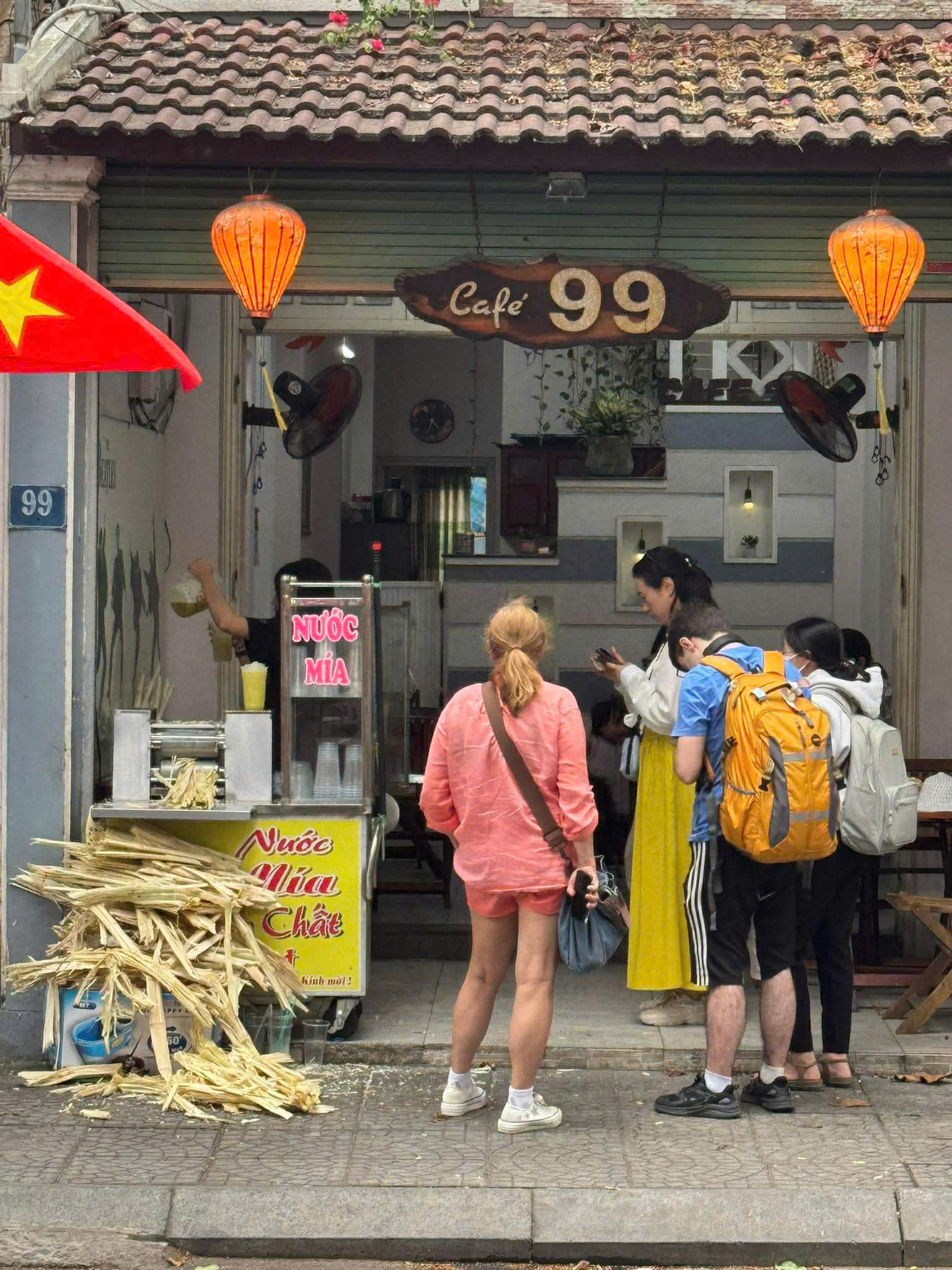 Không ít khách nước ngoài tò mò về nước mía Việt Nam và dừng lại để thử -Ảnh do nhân vật cung cấp