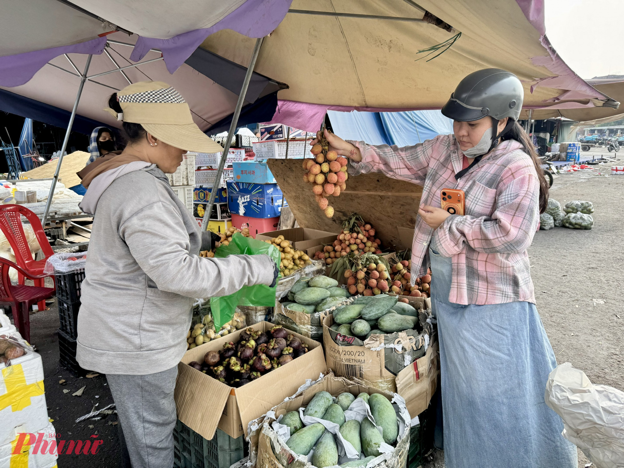 Vải thiều đã bước vào mùa vụ, nhưng tại chợ đầu mối Bình Điền, chỉ có chưa đến 5 sạp bày bán loại trái cây này. Dạo quanh toàn bộ chợ, phần lớn các sạp đều trưng bày những loại trái cây khác