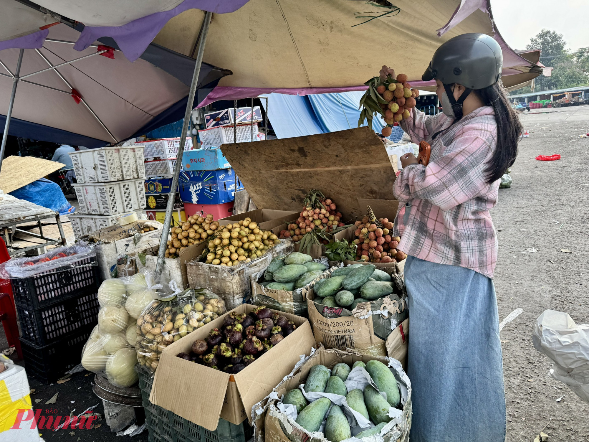 Nếu so với cùng kỳ năm ngoái, giá vải đang cao gần gấp đôi. Năm ngoái, vải Thanh Hà (Hải Dương), Lục Ngạn (Bắc Giang) chỉ có giá 50.000 đồng/kg, song sức mua khá yếu nên năm nay các tiểu thương ít nhập loại trái cây này hơn