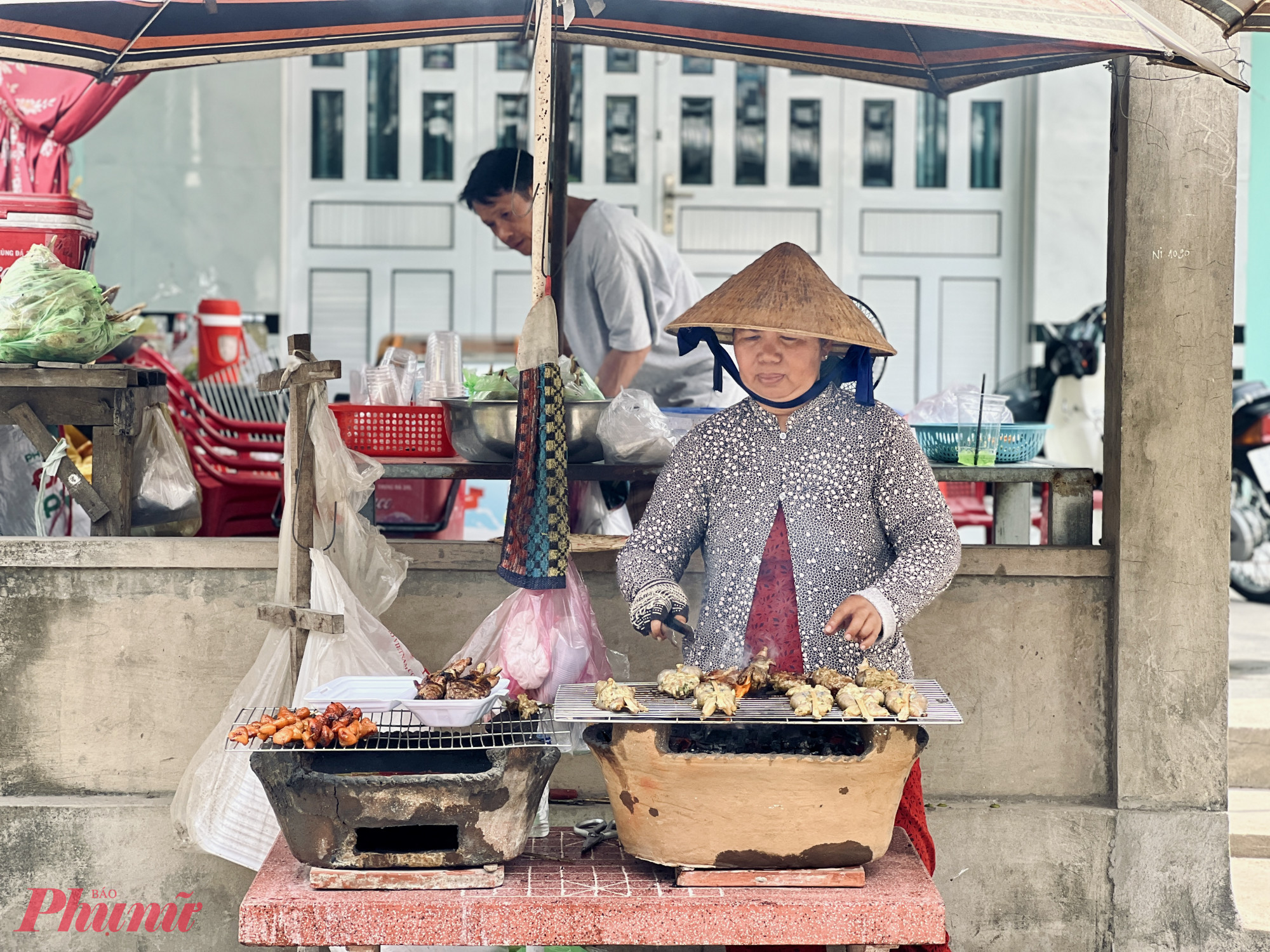 Các món ăn dân giả địa phương do chính người Khme khu vực sóc Phnom Pi thực hiện