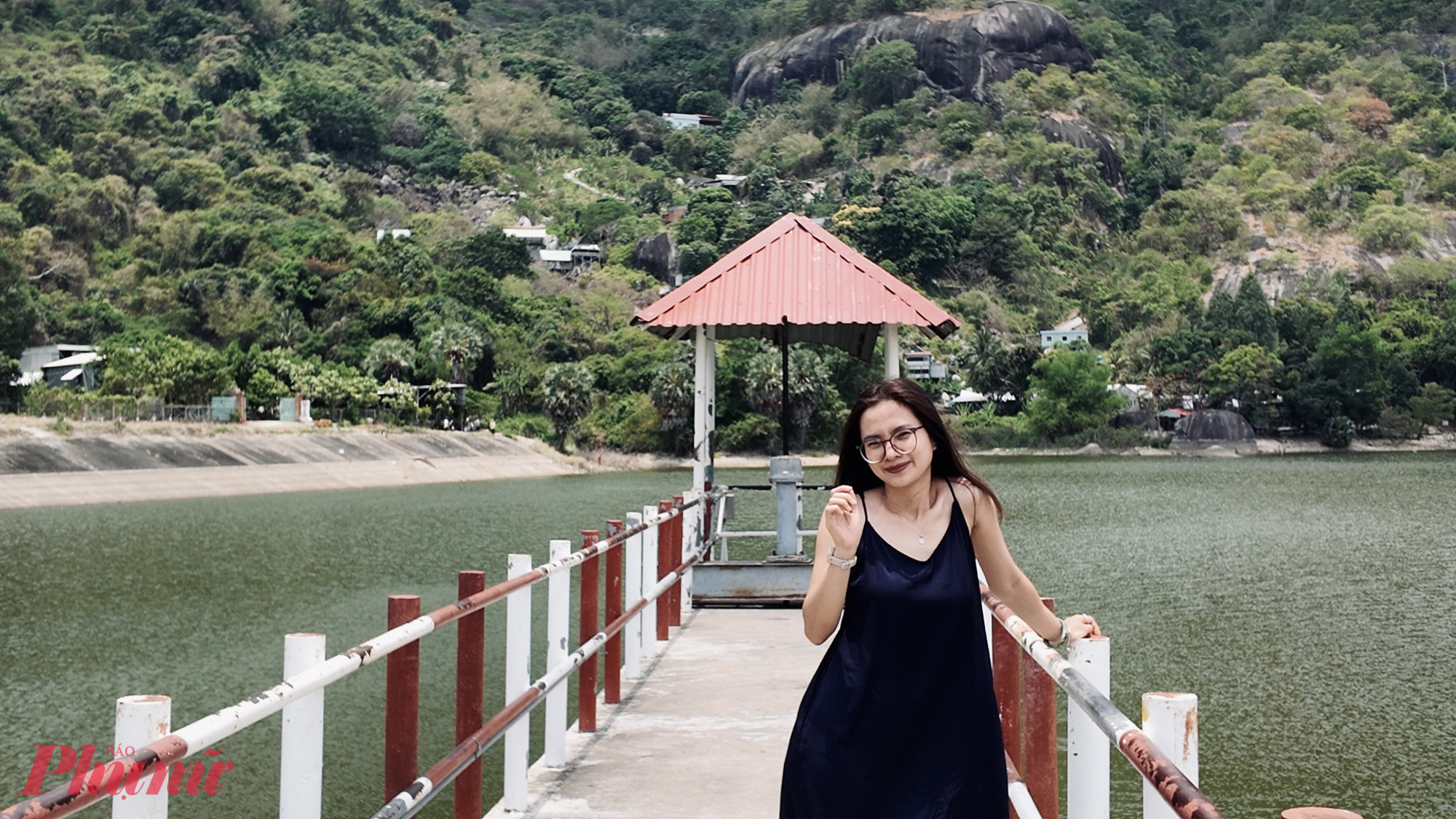 Du khách check-in hồ Soài Chek bên núi Cô Tô.