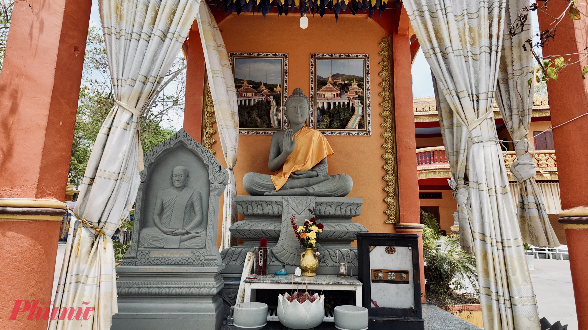 Chùa của người Khmer (đặc biệt ở Nam Bộ Việt Nam) theo hệ phái Phật giáo Nam tông, vì vậy họ chủ yếu thờ Phật Thích Ca Mâu Ni