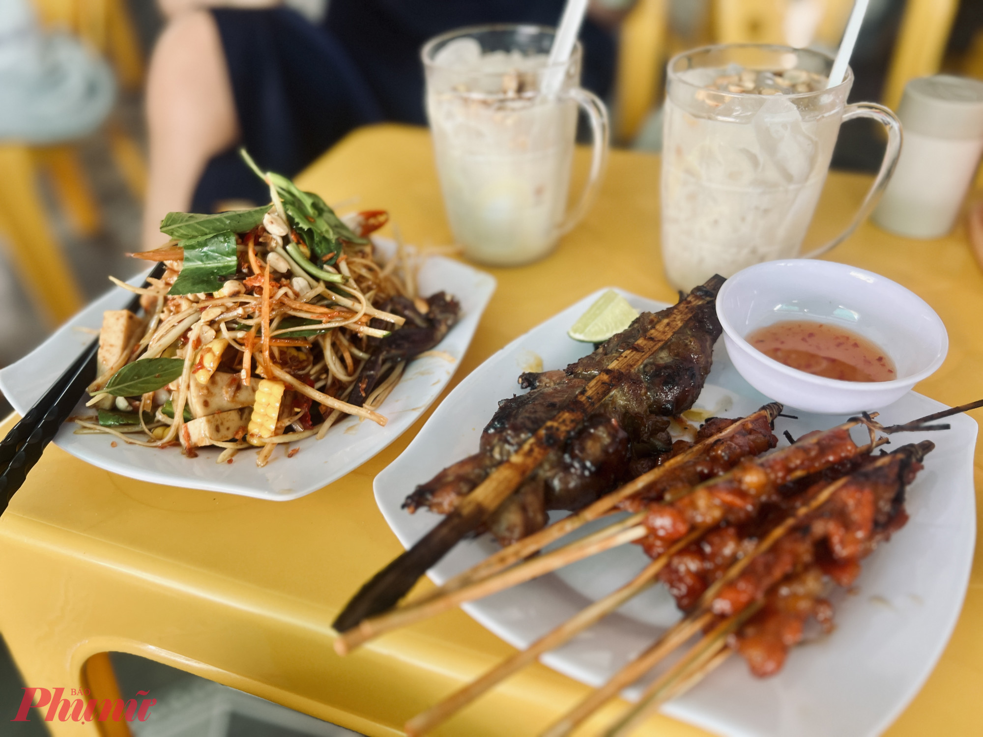 Du khách đến đây thường gọi thịt bò nướng, đu đủ đâm, ếch nướng,...