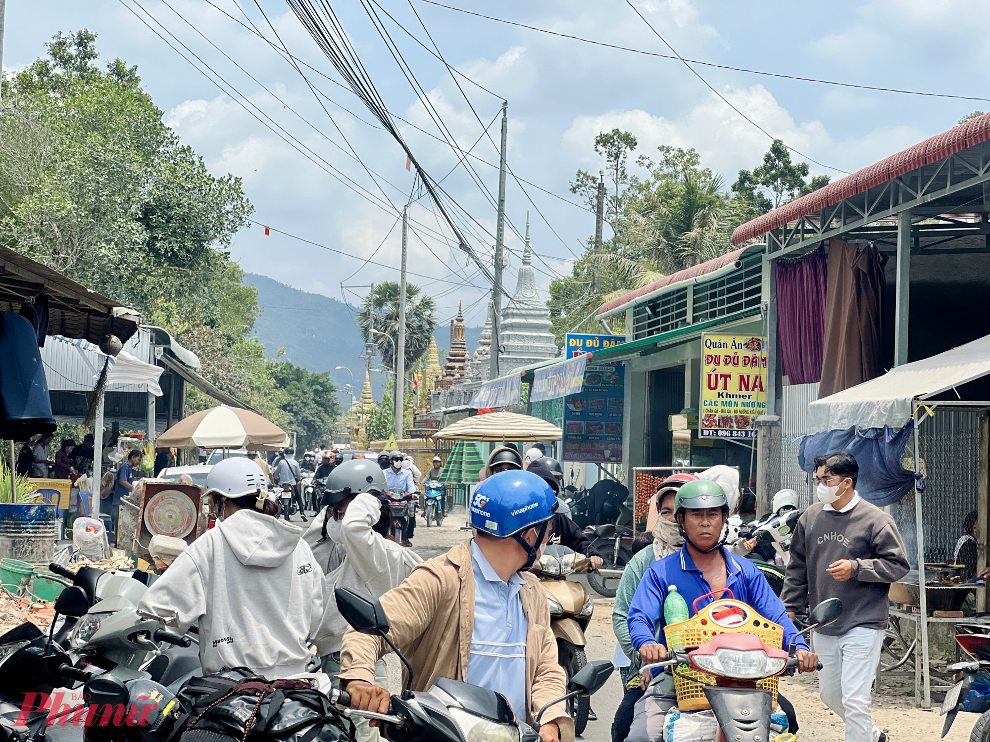 Đông nghịt du khách đổ xô về sóc Phnom Pi để thưởng thức đu đủ đâm ngày 1/5.