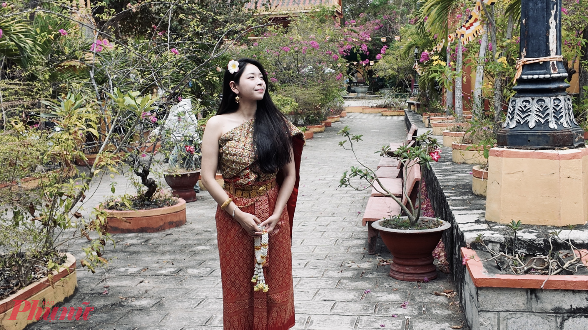 Tại chùa, du khách có thể trải nghiệm dịch vụ cho thuê trang phục truyền thống của người Khmer, kèm trang điểm, làm tóc để chụp ảnh lưu niệm, với giá từ 120.000 đồng/người, áp dụng cho cả nam và nữ.