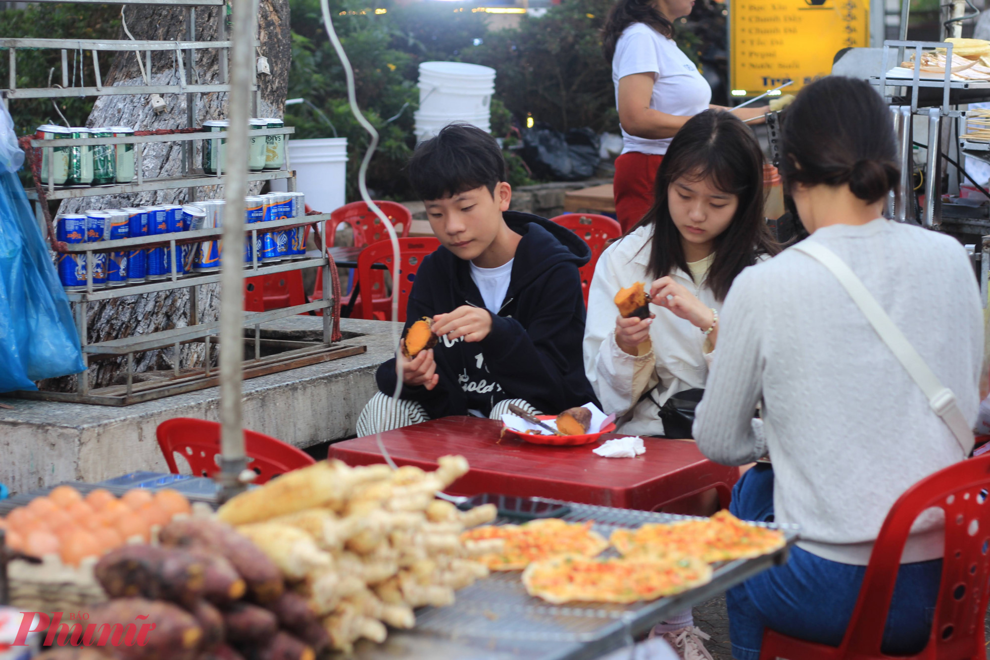 Cầm chiếc bánh tráng nướng giòn rụm còn nóng trên tay, bẻ miếng bắp nướng thơm mùi mỡ hành hay bóc từng hạt dẻ rang bùi ngọt, cảm giác như cái lạnh phố núi cũng vì thế mà dễ chịu hơn.