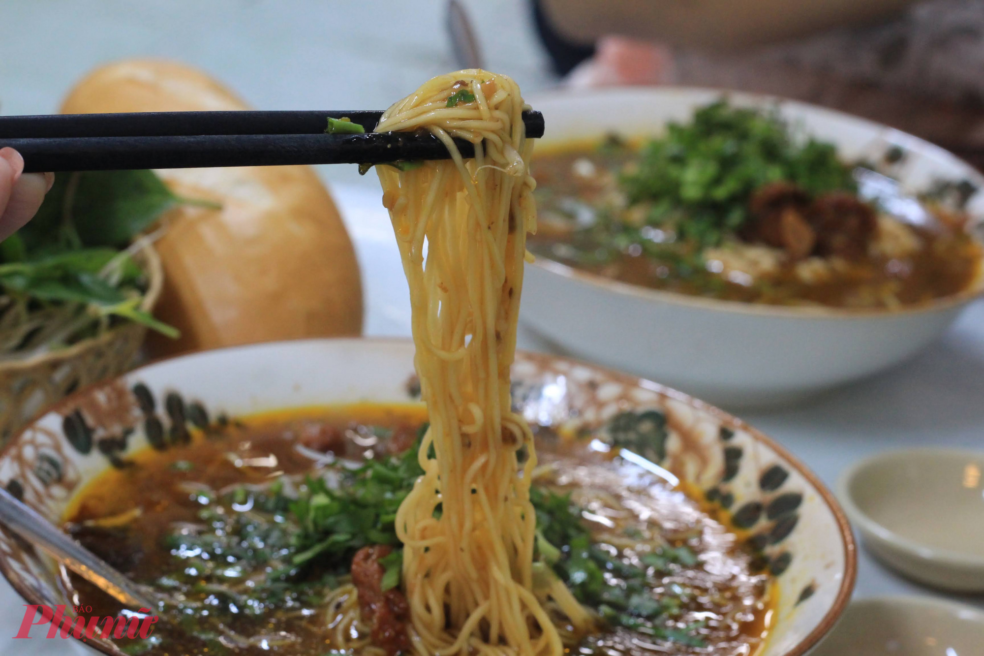 Với 50.000 đồng nếu 'vén khóe' hay đi theo nhóm, bạn đã có food tour mini - ngon, no, rẻ.