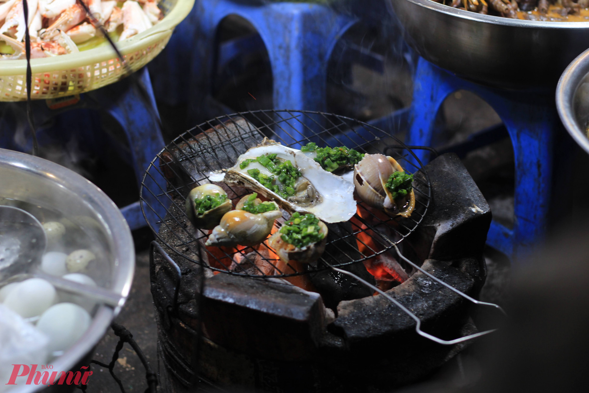 Người ta ghé đây để ăn dĩa bột chiên nóng, tô canh bún, phần xôi xá xíu, ly sữa đậu nành nóng, đĩa ốc hay vài xiên cá viên trước khi về nhà. Quanh chợ còn có đủ chè, sinh tố, bánh flan, gỏi cuốn… như một khu quà tối đúng nghĩa.