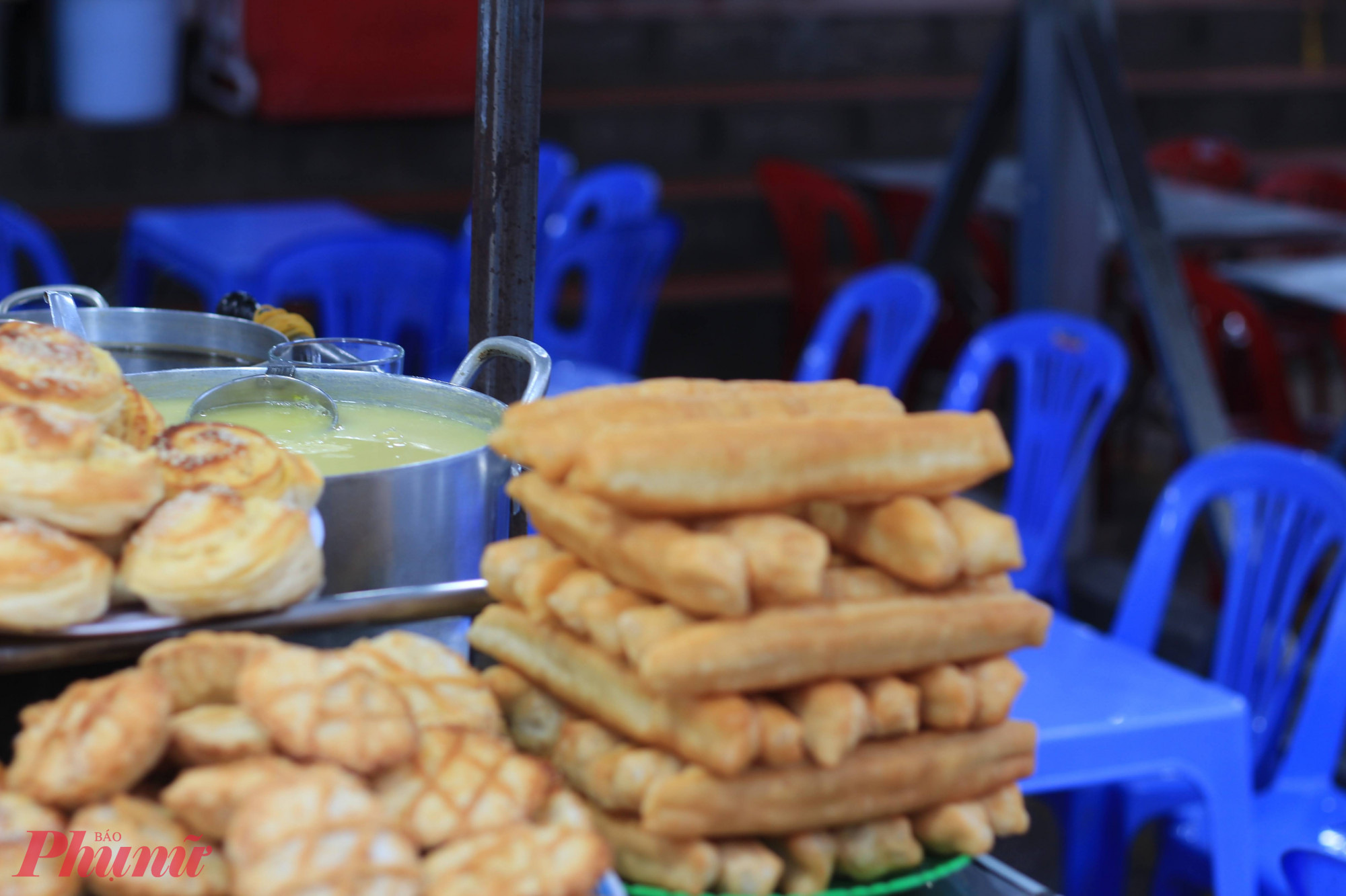 Đi thêm vài bước là những xe sữa đậu nành nóng cùng đủ loại bánh ngọt, bánh su kem, bánh tiêu, churros…