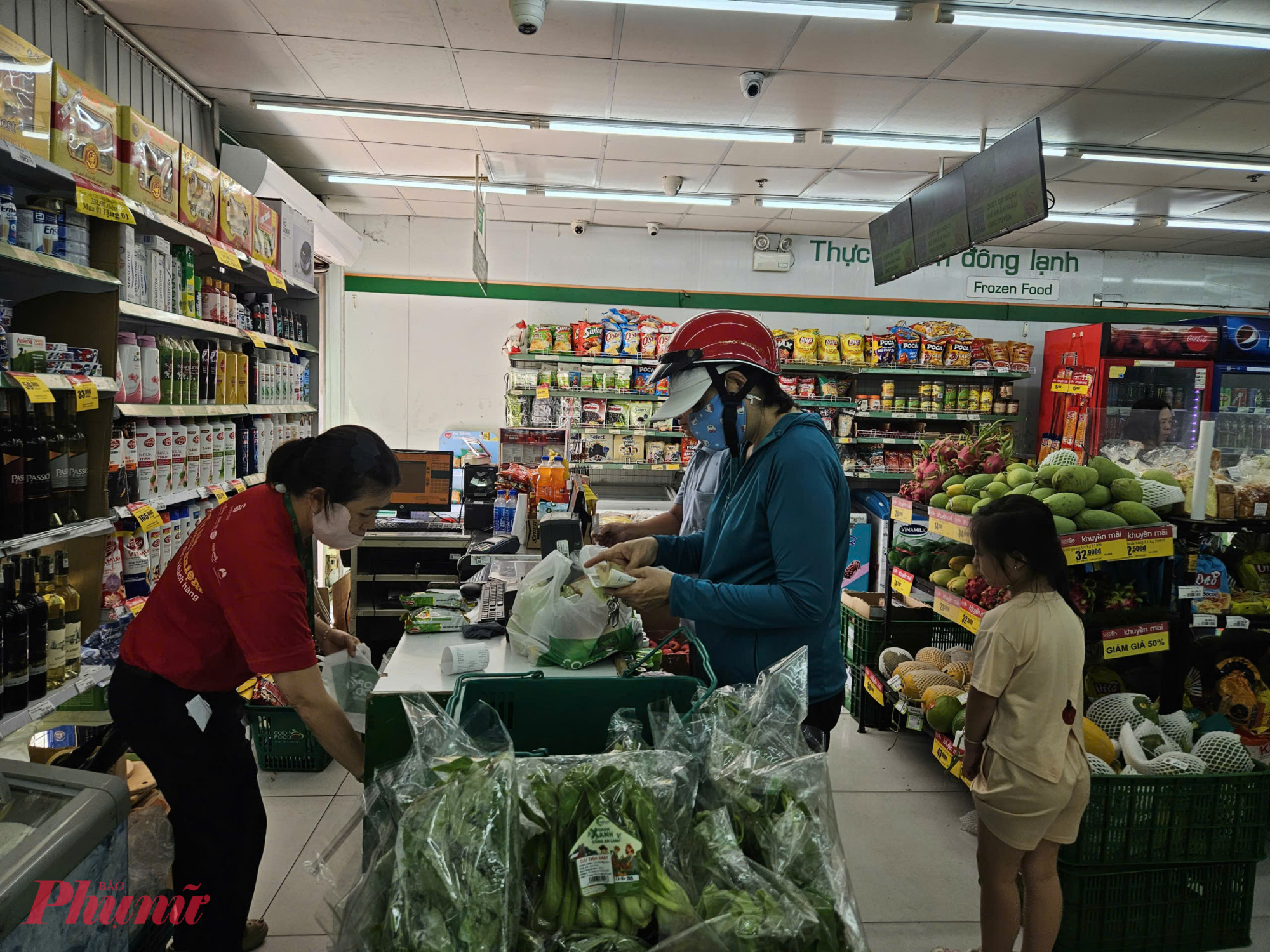 Không riêng các siêu thị lớn, nhiều cửa hàng thực phẩm, siêu thị mini cũng đón lượng khách khá đông trong khung giờ buổi sáng và chiều tối. 