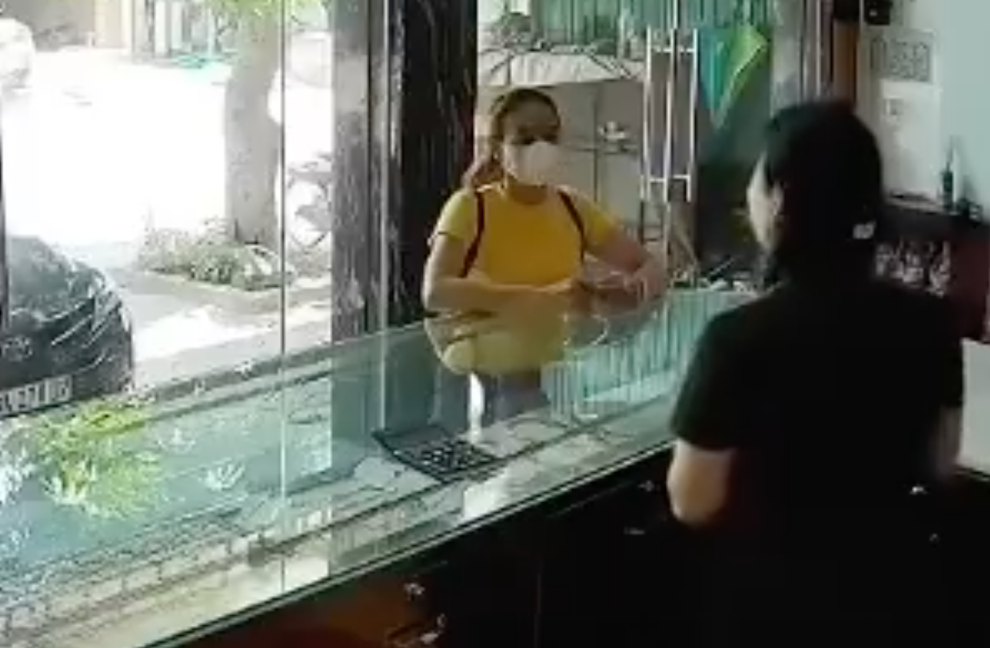 Nguyễn Thị Mỹ Linh vào tiệm vàng giả vờ hỏi mua rồi cầm vàng bỏ chạy - Ảnh cắt từ clip
