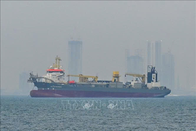 Tàu thương mại neo đậu ngoài khơi bờ biển thành phố Dubai, Các tiểu vương quốc Arab thống nhất khi hệ thống hàng hải bị gián đoạn tại eo biển Hormuz, ngày 2/3/2026. Ảnh: Anadolu Agency/TTXVN