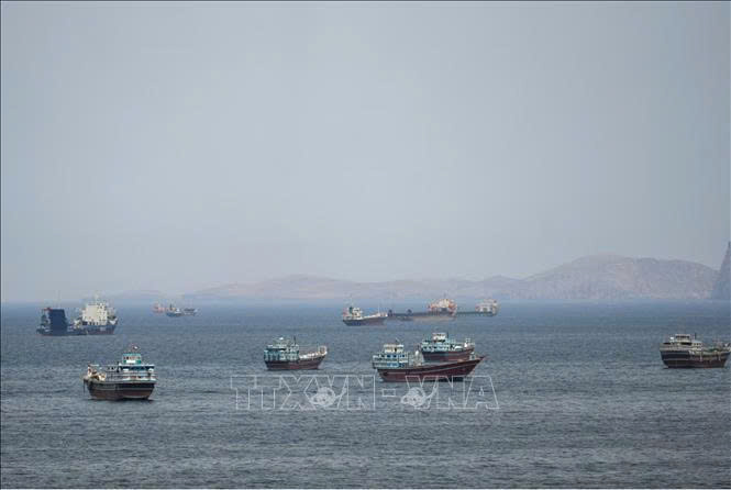Tàu thuyền di chuyển trên eo biển Hormuz, ngoài khơi tỉnh Musandam, Oman, ngày 22/4/2026. Ảnh: TTXVN