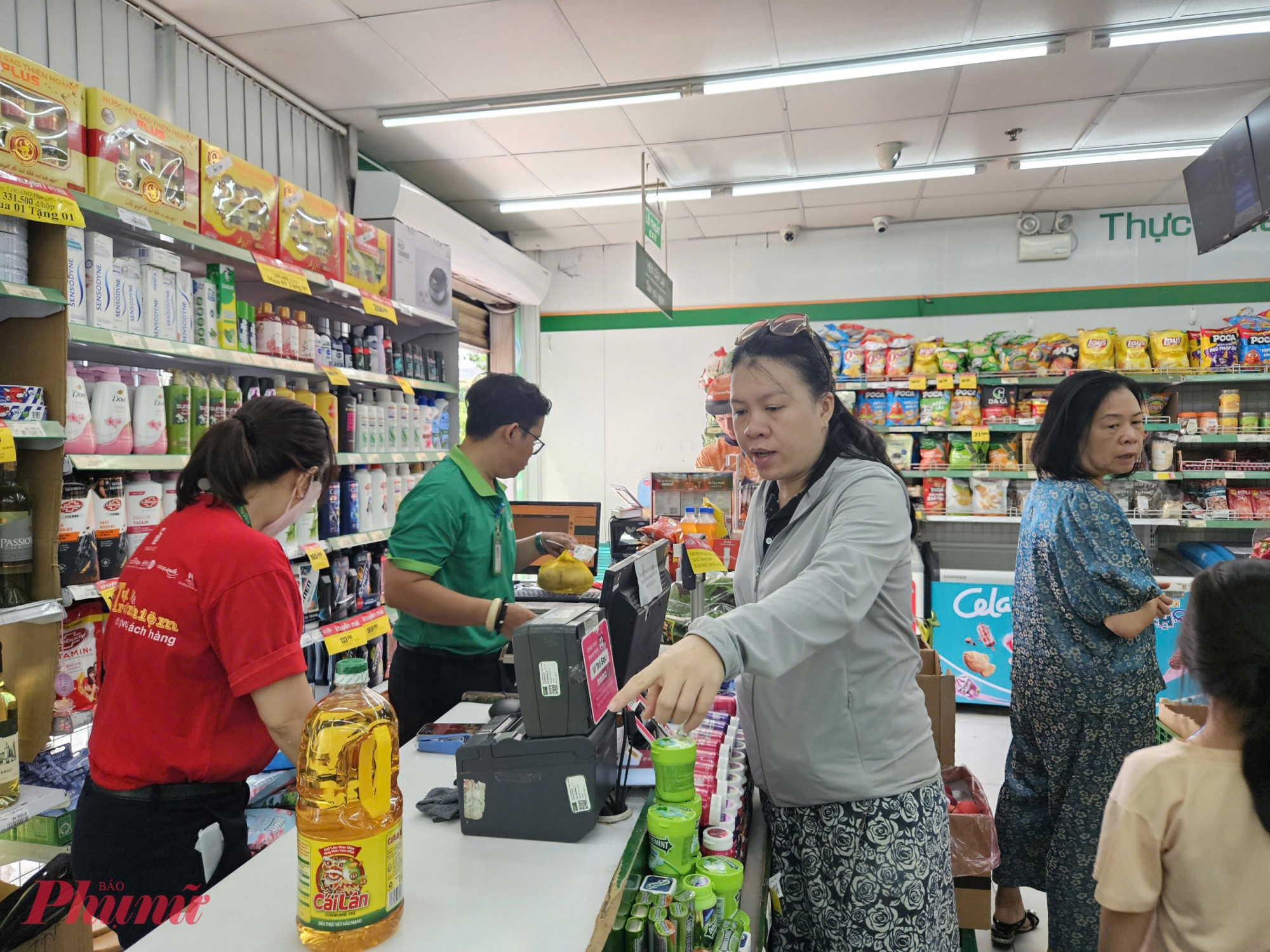 Theo nhân viên bán hàng ở những điểm bán này, so với ngày thường, số lượng người ghé mua sắm trong 2 ngày cuối kỳ nghỉ lễ tăng gấp đôi. Hàng hóa được mua nhiều tập trung vào thực phẩm, đồ dùng thiết yếu. 