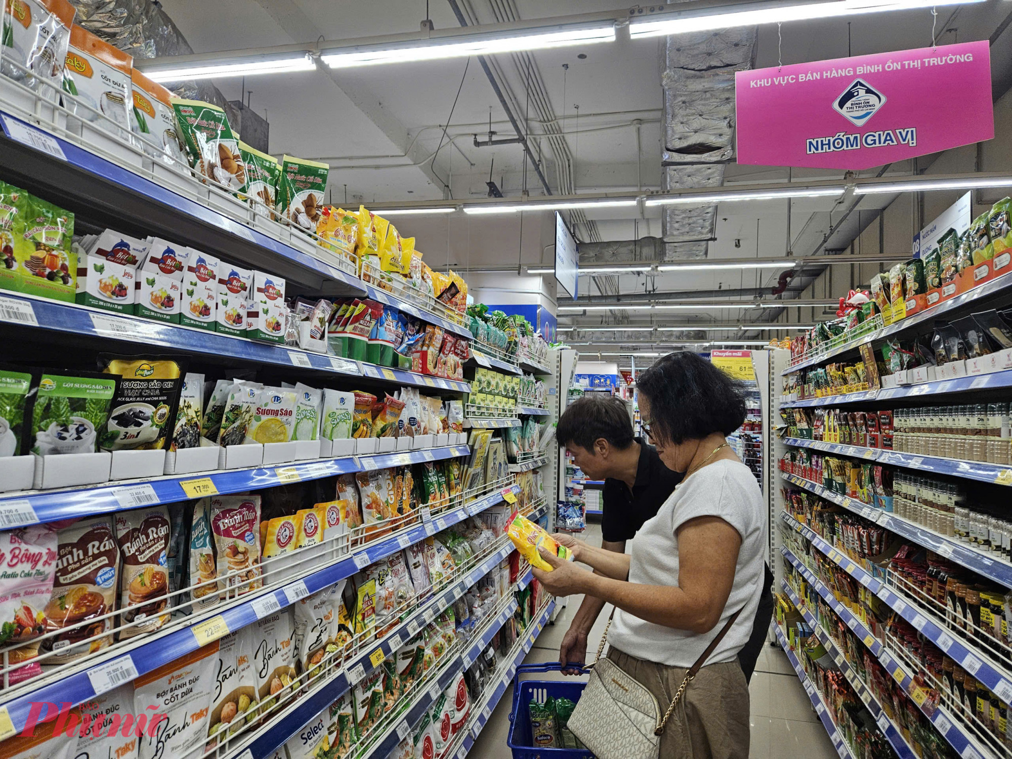 Tại Co.opmart Văn Thánh (phường Thạnh Mỹ Tây), khu vực đồ chế biến sẵn và hàng thiết yếu luôn đông khách trong giờ cao điểm.