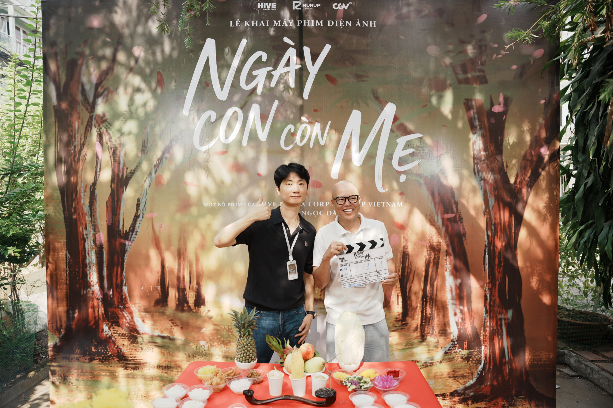 Giám đốc sản xuất Lee Jin Sung (trái) và đạo diễn Vũ Ngọc Đãng (phải)