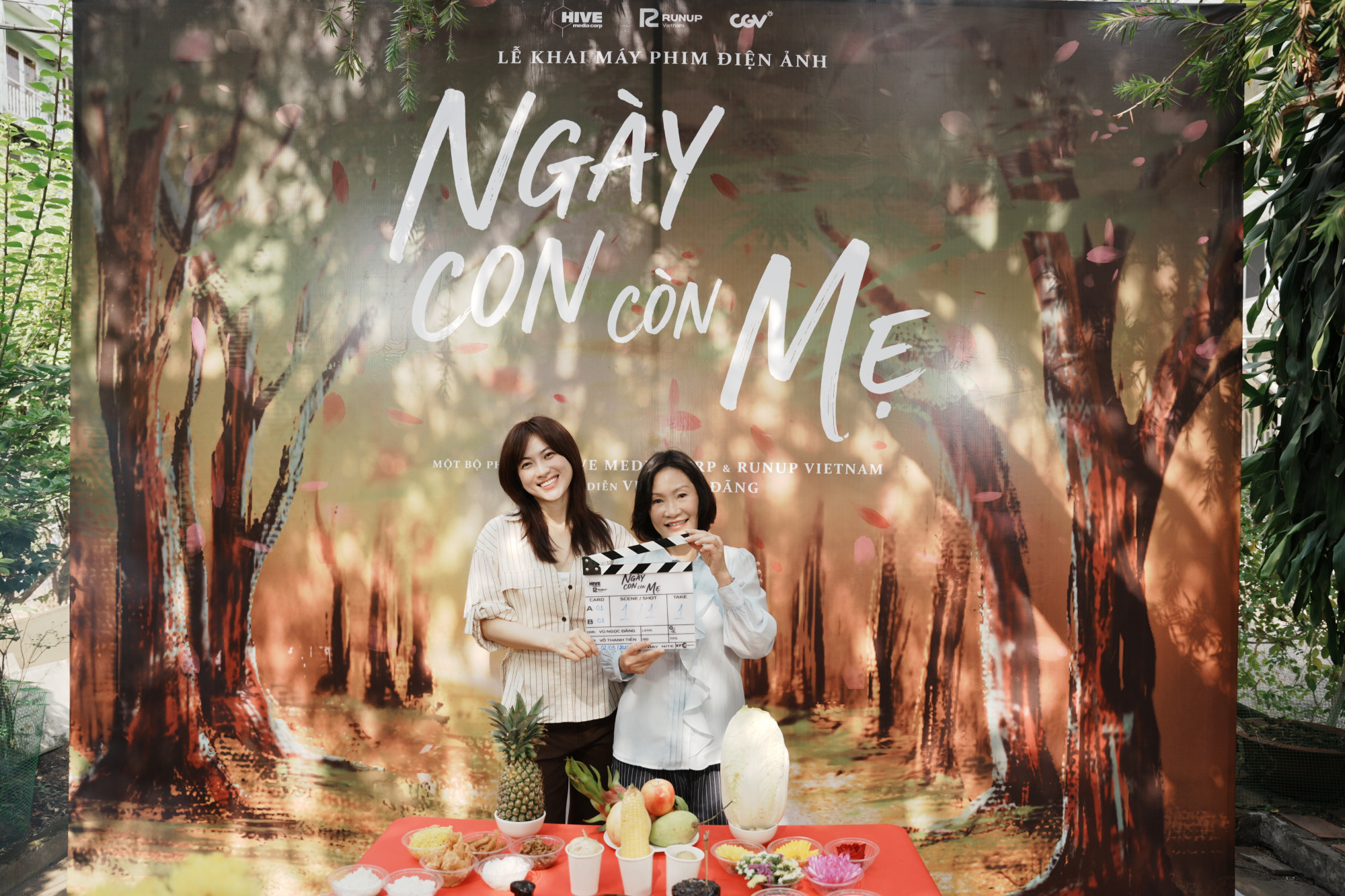 Phương Anh Đào và Hồng Đào trong ngày khai máy phim 