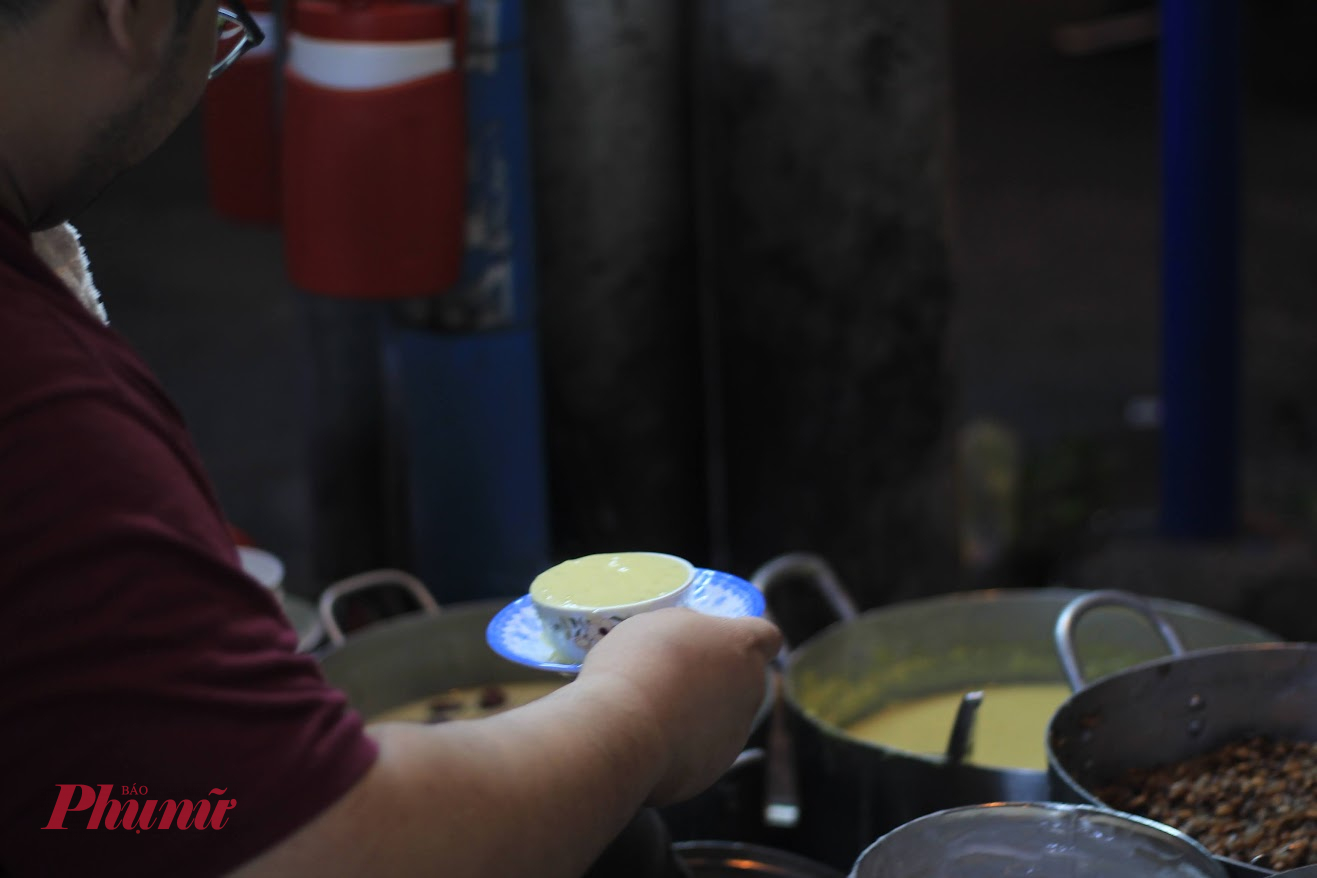 Không chỉ món mặn mới được nhớ đến trong ngày mưa, nhiều người Sài Gòn còn có thói quen tìm một chén chè nóng để làm dịu chiếc bụng và cả cảm giác lành lạnh sau cơn mưa.