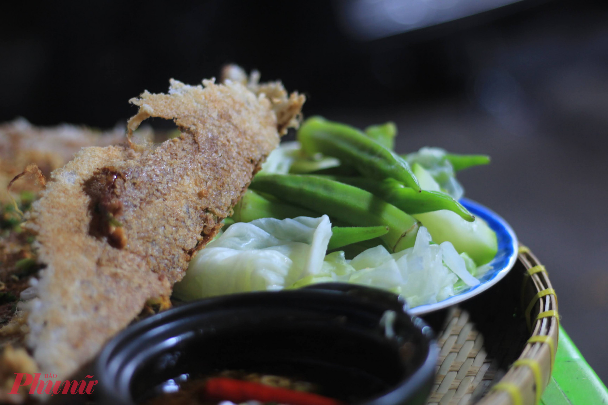 Ở Tân Phú, quán Cơm cháy kho quẹt Gò Dầu trên đường Gò Dầu là địa chỉ chiều mưa lúc nào cũng đông khách. Quán nổi tiếng với phần kho quẹt nêm đậm vị miền Tây, ăn kèm rau luộc và cơm cháy nóng mới ra lò, giá khoảng 30.000-45.000 đồng/phần
