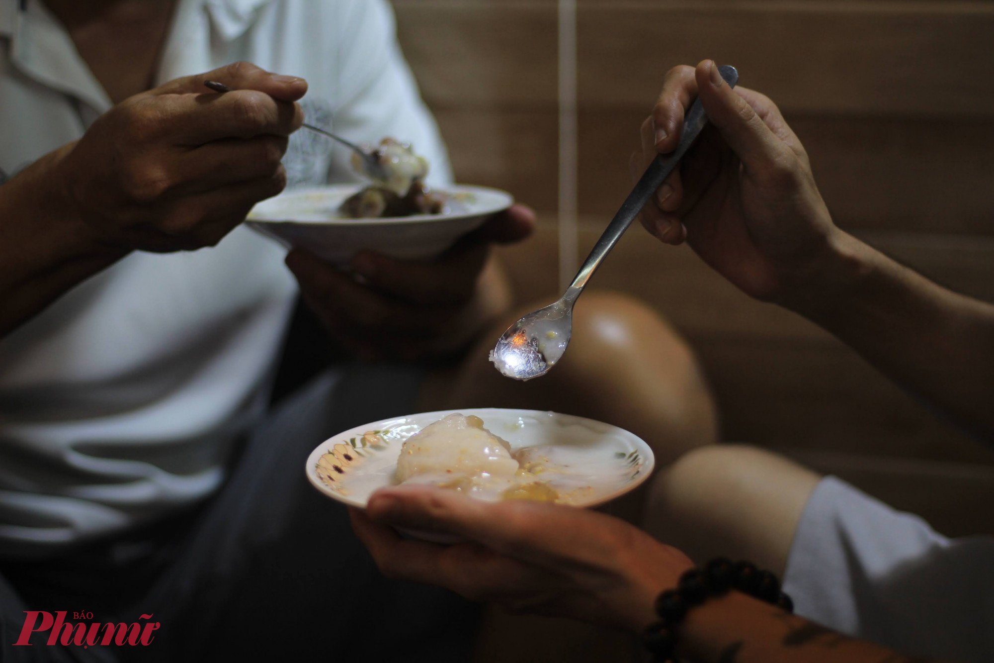 Cầm chén chè ấm trên tay, chậm rãi ăn từng muỗng giữa tiết trời xám lạnh, cảm giác như buổi chiều cũng trôi chậm hơn. Đây là món không quá no nhưng lại tạo sự thư thả, ngọt ngào và dễ khiến người ta thấy dễ chịu lạ thường sau một ngày mưa phố thị.