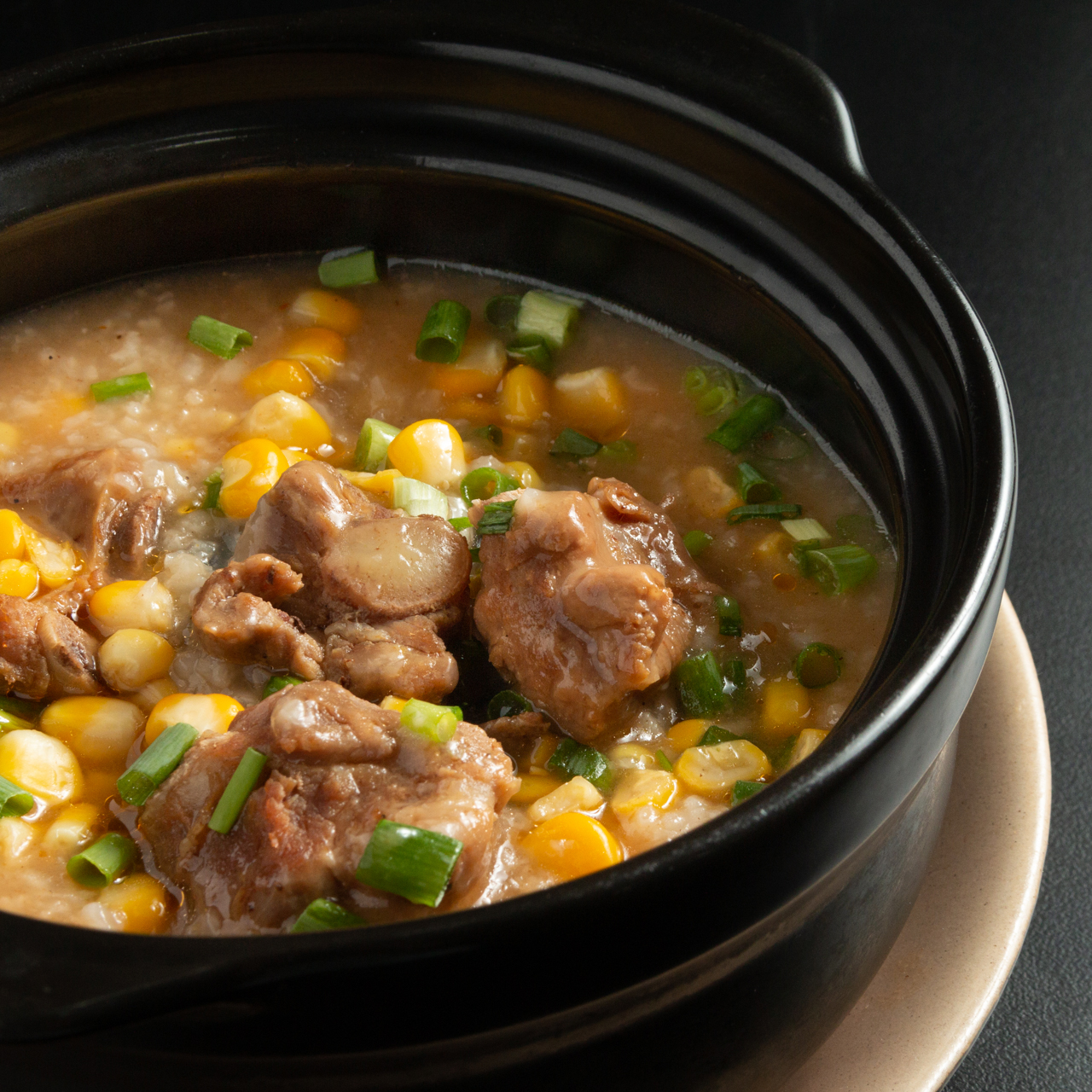 Ở Sài Gòn, nhiều hàng cháo sườn chiều tối luôn đông khách, từ những gánh nhỏ ven đường đến quán quen trong hẻm. Món ăn này không quá cầu kỳ nhưng lại có kiểu ngon rất dễ khiến người ta lưu luyến: mềm, nóng, thơm và đủ nhẹ nhàng cho một ngày mưa muốn ăn thứ gì đó vừa no vừa dễ chịu.