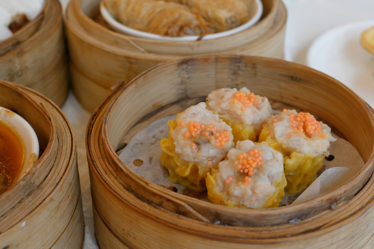 Há cảo - xíu mại hấp Chợ Lớn: mở nắp xửng là thơm nghi ngút  Những ngày mưa, khu Chợ Lớn luôn có một kiểu hấp dẫn rất riêng đến từ những xửng há cảo, xíu mại bốc khói nghi ngút bên lề đường. Chỉ cần đứng gần là đã nghe mùi bột hấp nóng quyện cùng nhân tôm thịt thơm lừng.