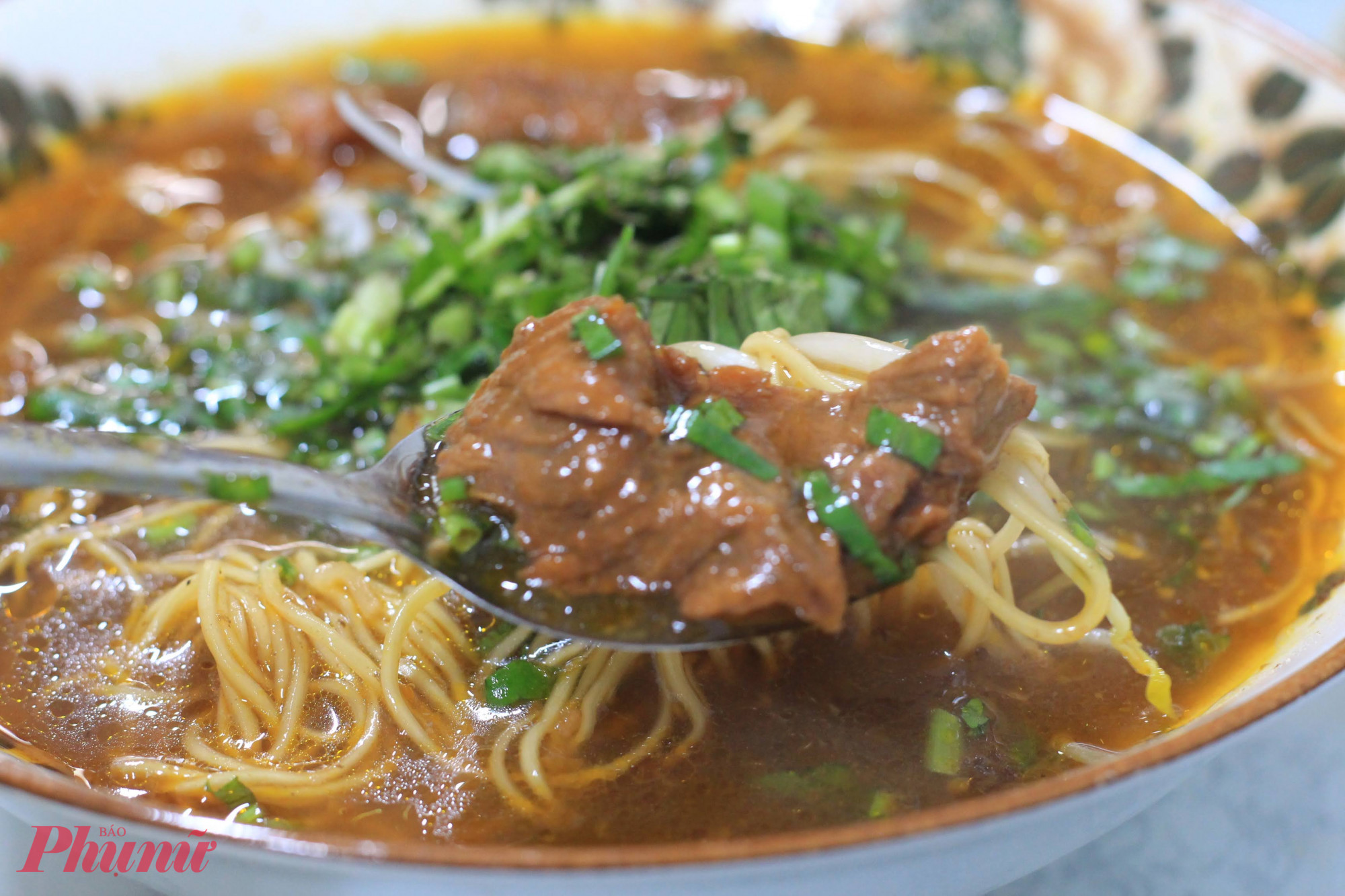  Những miếng bò hầm mềm, gân dai vừa tới, cà rốt ngọt bùi, ăn cùng sợi mì trứng vàng óng hoặc hủ tiếu dai mềm đều hợp. Chỉ cần thêm chút sa tế, vắt miếng chanh, húp muỗng nước nóng là thấy vị cay ấm lan dần. Đây là kiểu món ăn trời càng mưa, càng khiến chiếc bụng thấy thèm một cách rất khó cưỡng.