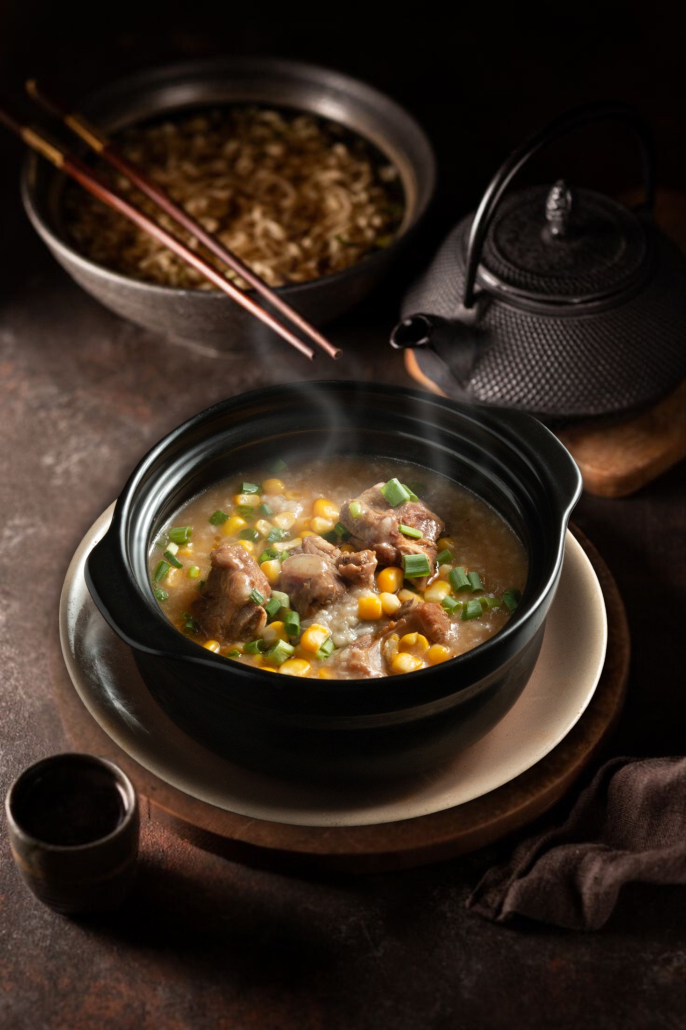 Giữa một buổi chiều Sài Gòn mưa lất phất, không ít người lại nhớ đến tô cháo sườn nóng như một món ăn “xoa dịu chiếc bụng” rất hiệu quả. Cháo được nấu nhuyễn mịn, sánh vừa phải, phần gạo gần như tan hết nên khi múc lên vẫn giữ độ mềm mượt, bốc khói nghi ngút. Sườn non được hầm kỹ, ngọt thanh, đôi khi thêm chút thịt băm, ruốc mặn hoặc quẩy giòn để món ăn đậm vị hơn. Cái thú của cháo sườn là phải ăn lúc còn thật nóng, rắc thêm tiêu xay, hành lá, một chút ớt bột, từng muỗng đưa vào miệng là cảm giác ấm ran lan xuống tận bụng - Ảnh: Cháo Sườn Chú Chen