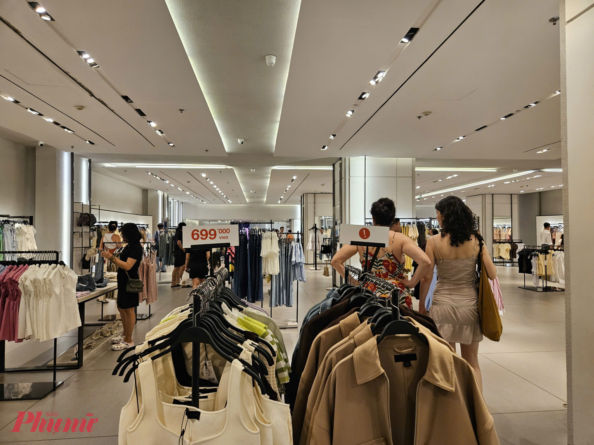 Thương hiệu Zara tại tầng trệt liên tục đón dòng người ra vào chọn sản phẩm từ quần áo, giày dép cho tới nước hoa, giỏ xách