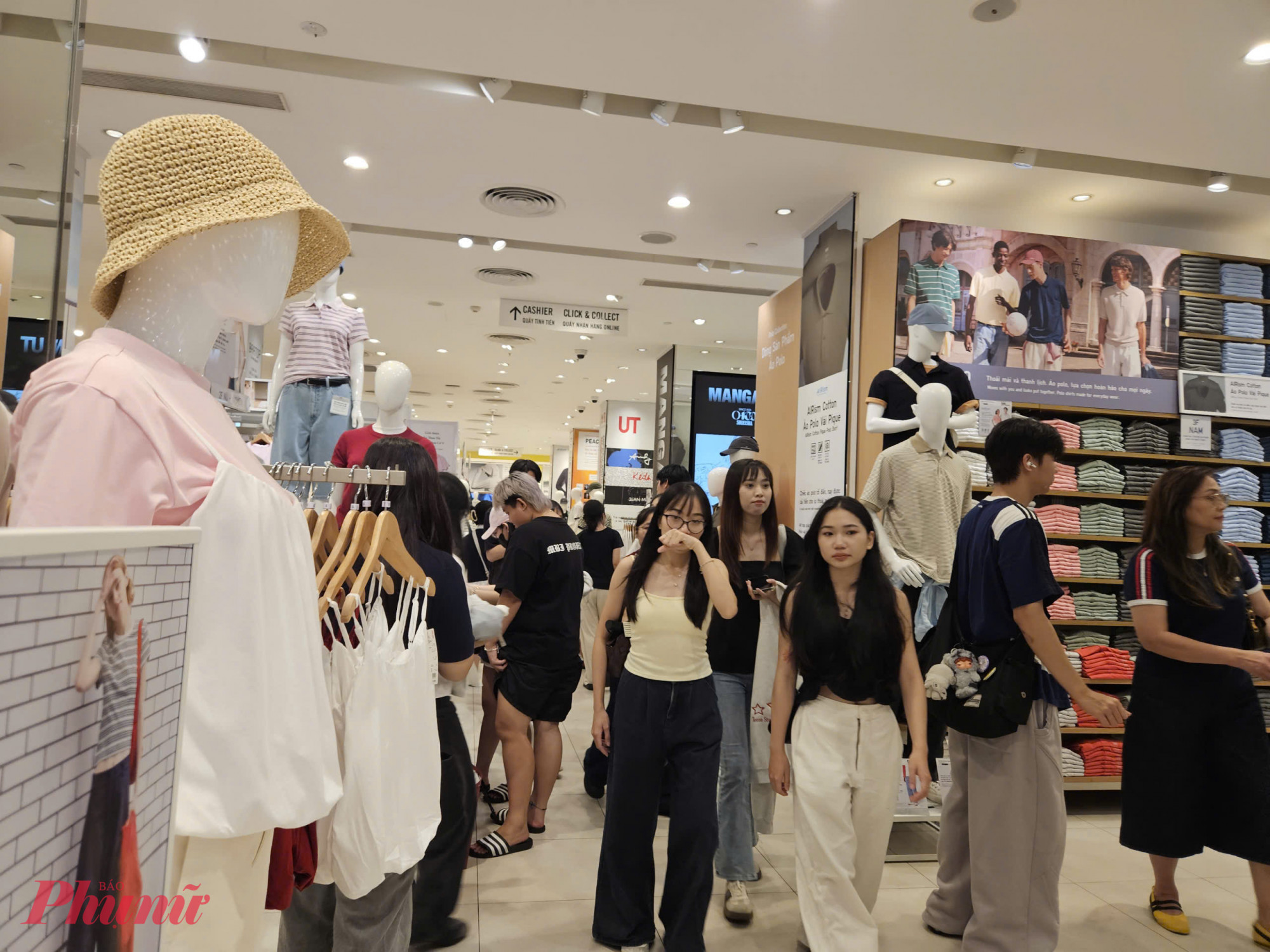 Một thương hiệu thời trang tại trung tâm thương mại Đồng Khởi Plaza (phường Sài Gòn) cũng tấp nập khách đến 9g tối