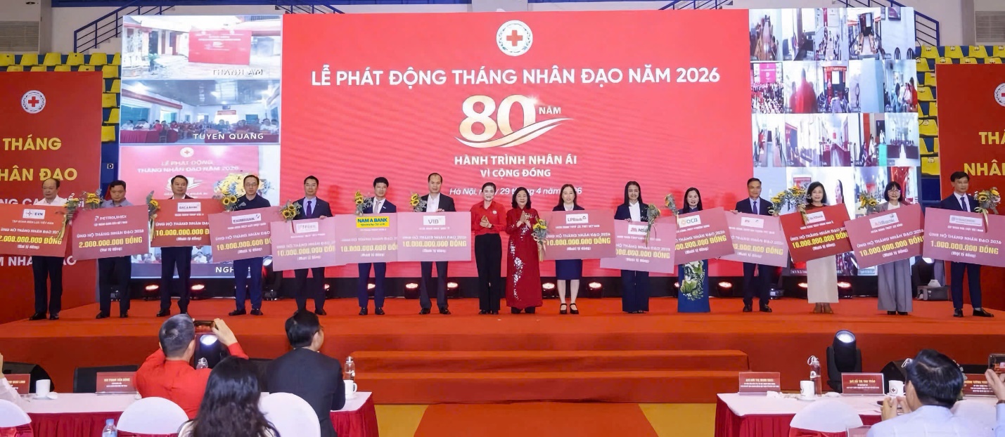 Nam A Bank trao tặng 10 tỉ đồng, lan tỏa tinh thần tương thân tương ái đến cộng đồng - Ảnh: Nam A Bank