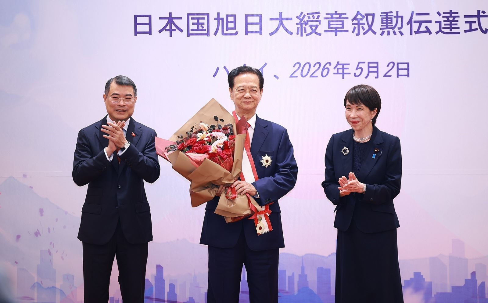 Thủ tướng Lê Minh Hưng tặng hoa, Thủ tướng Nhật Bản Takaichi Sanae trao Huân chương Mặt trời mọc hạng nhất Đại thập tự của Nhà nước Nhật Bản cho nguyên Thủ tướng Nguyễn Tấn Dũng. Ảnh: Dương Giang/ TTXVN