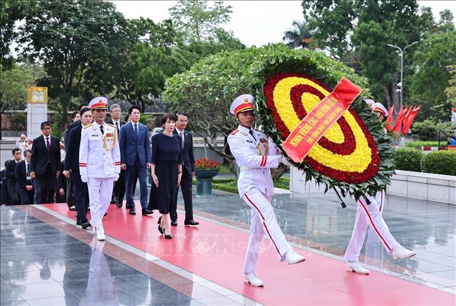 Thủ tướng Nhật Bản Takaichi Sanae đặt vòng hoa tại Đài tưởng niệm các Anh hùng liệt sỹ trên đường Bắc Sơn, Hà Nội. Ảnh: Minh Đức/TTXVN