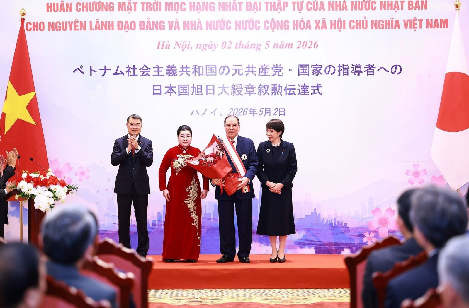 Thủ tướng Lê Minh Hưng tặng hoa và Thủ tướng Nhật Bản Takaichi Sanae trao Huân chương Mặt trời mọc hạng nhất Đại thập tự của Nhà nước Nhật Bản cho nguyên Tổng Bí thư Nông Đức Mạnh. Ảnh: Dương Giang/TTXVN