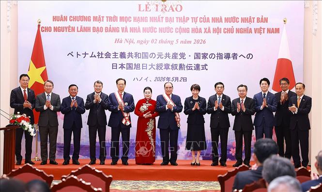 Thủ tướng Lê Minh Hưng và Thủ tướng Nhật Bản Takaichi Sanae cùng các đại biểu chụp ảnh chung. Ảnh: Dương Giang/TTXVN
