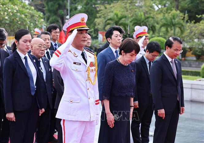 Thủ tướng Nhật Bản Takaichi Sanae tưởng niệm các Anh hùng liệt sỹ. Ảnh: Minh Đức/TTXVN