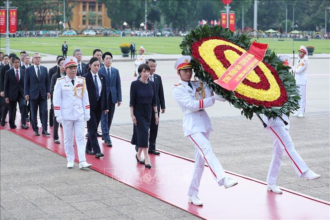 Thủ tướng Nhật Bản Takaichi Sanae đặt vòng hoa và vào Lăng viếng Chủ tịch Hồ Chí Minh. Ảnh: Minh Đức/TTXVN