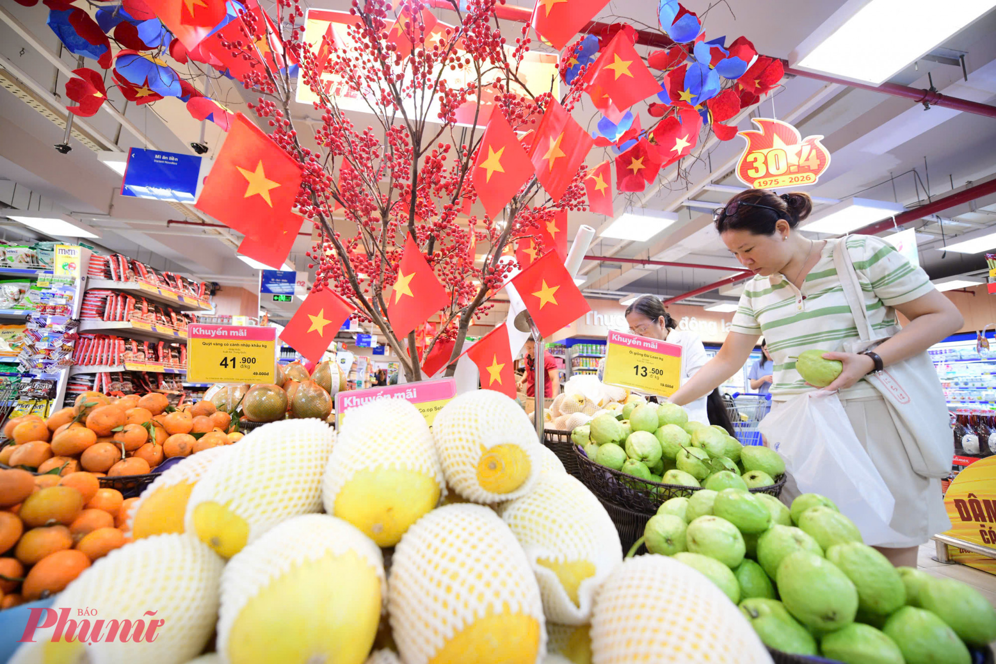 Theo đại diện các siêu thị như Co.opmart, Emart… so với dịp nghỉ lễ Giỗ tổ Hùng Vương trước đó không lâu, lượng khách mua sắm trong dịp 30/4 và 1/5 có phần nhỉnh hơn.