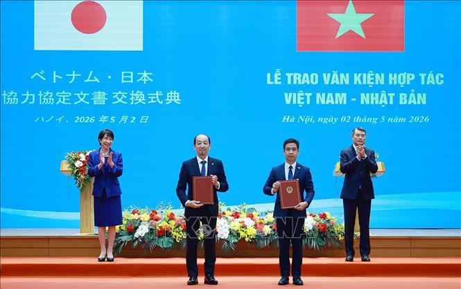 Thủ tướng Lê Minh Hưng và Thủ tướng Nhật Bản Takaichi Sanae chứng kiến trao Văn bản sửa đổi Thỏa thuận giữa Trung tâm Vũ trụ Việt Nam thuộc Viện Hàn lâm Khoa học và Công nghệ Việt Nam và Cơ quan Hàng không Vũ trụ Nhật Bản về trao đổi dữ liệu vệ tinh - Ảnh: Dương Giang/TTXVN