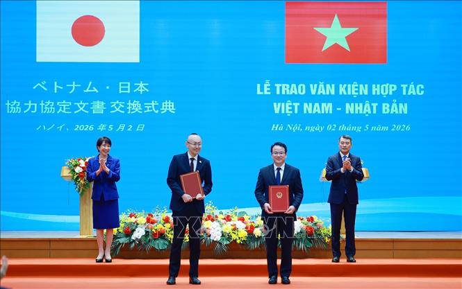 Thủ tướng Lê Minh Hưng và Thủ tướng Nhật Bản Takaichi Sanae chứng kiến trao Thoả thuận vay (L/A) cho Dự án Phát triển nông thôn thích ứng với thiên tai giữa Chính phủ Việt Nam và Cơ quan Hợp tác quốc tế Nhật Bản (JICA) - Ảnh: Dương Giang/TTXVN