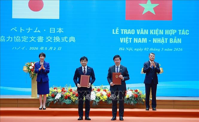 Thủ tướng Lê Minh Hưng và Thủ tướng Nhật Bản Takaichi Sanae chứng kiến trao Bản ghi nhớ giữa Bộ Khoa học và Công nghệ Việt Nam và Bộ Nội vụ và Truyền thông Nhật Bản về hợp tác trong lĩnh vực công nghệ thông tin và truyền thông (ICT) và chuyển đổi số - Ảnh: Dương Giang/TTXVN