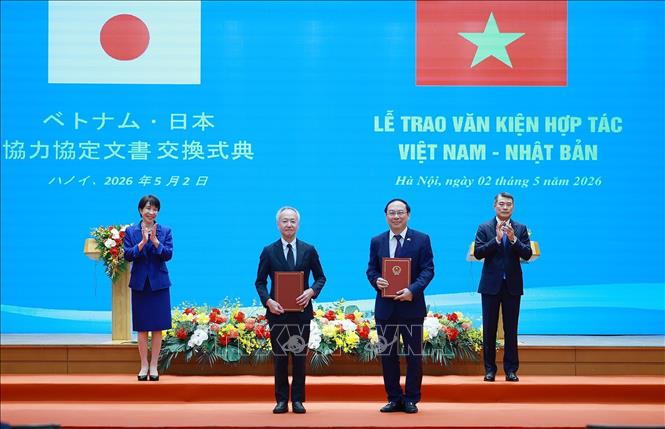 Thủ tướng Lê Minh Hưng và Thủ tướng Nhật Bản Takaichi Sanae chứng kiến trao Bản ghi nhớ hợp tác về tăng trưởng các-bon thấp giữa Chính phủ Việt Nam và Chính phủ Nhật Bản thực hiện cơ chế tín chỉ chung (JCM) - Ảnh: Dương Giang/TTXVN